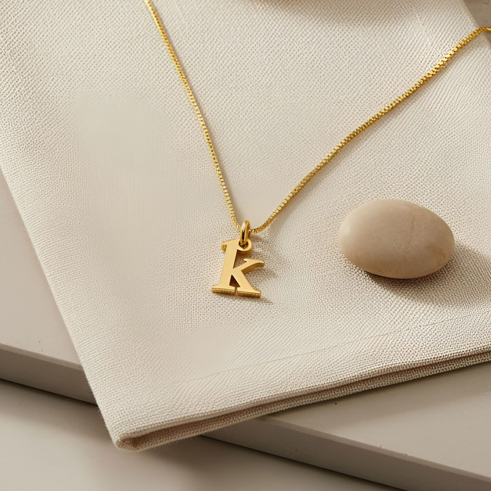 שרשרת עם אות קטנה באנגלית שרשרת עם אות קטנה באנגלית