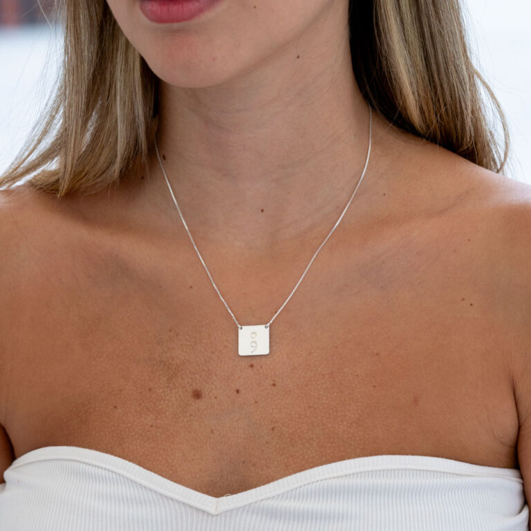 Alternative view of שרשרת סמיקולון במסגרת ריבועית לאישה