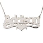 שרשרת שם מודגשת עם לב וקישוט בהתאמה אישית