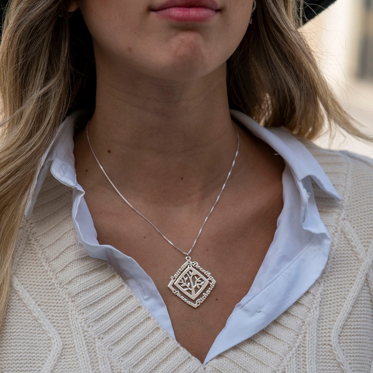 Alternative view of שרשרת עץ משפחה במסגרת עם שמות הילדים