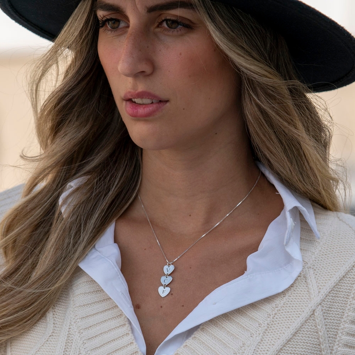 Alternative view of שרשרת אמא עם תליוני לב או עיגול ואותיות ראשונות