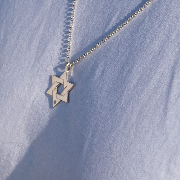 שרשרת מגן דוד לגבר עם יהלום על דוגמנית להמחשת מראה התכשיט