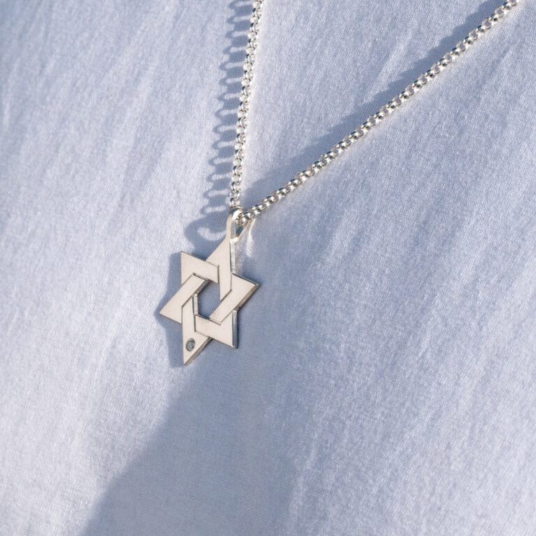 שרשרת מגן דוד לגבר עם יהלום על דוגמנית להמחשת מראה התכשיט