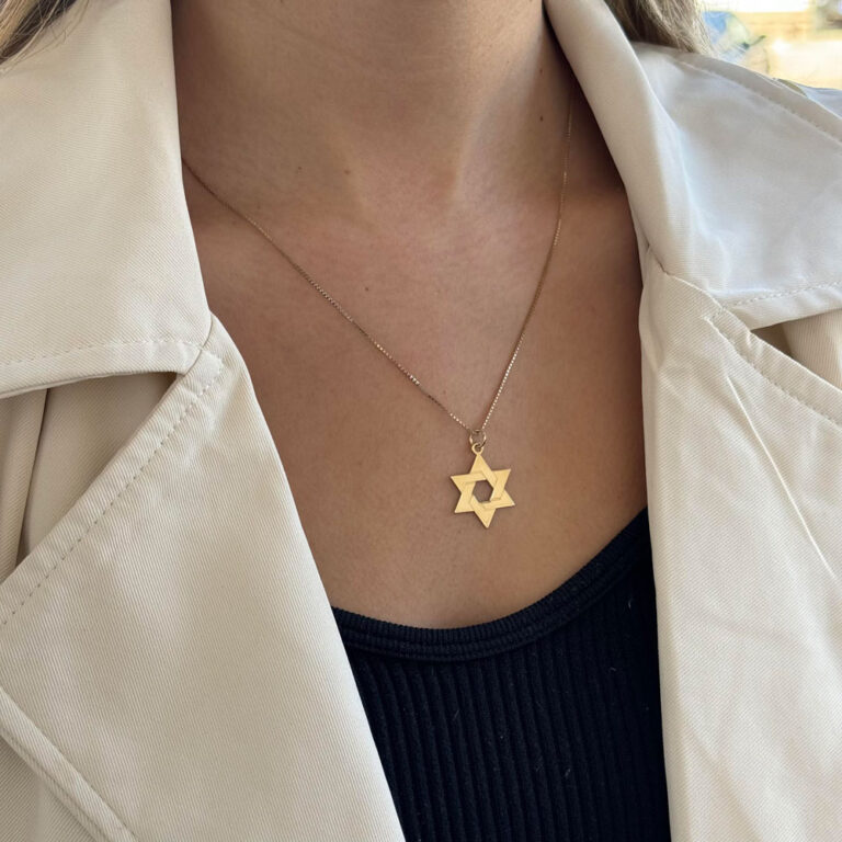 שרשרת מגן דוד זהב 14K על דוגמנית להמחשת מראה התכשיט