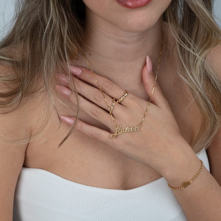 Alternative view of שרשרת שם רטרו בפונט מחובר בהתאמה אישית