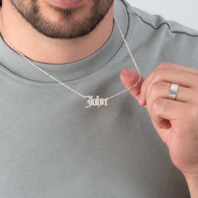 שרשרת שם מרוקעת לגבר בסגנון גותי