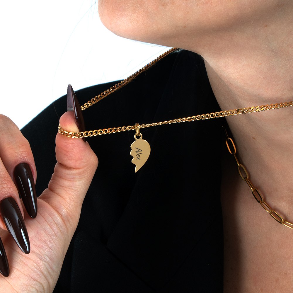 סט שרשראות חצי לב עם חריטה אישית סט שרשראות חצי לב עם חריטה אישית