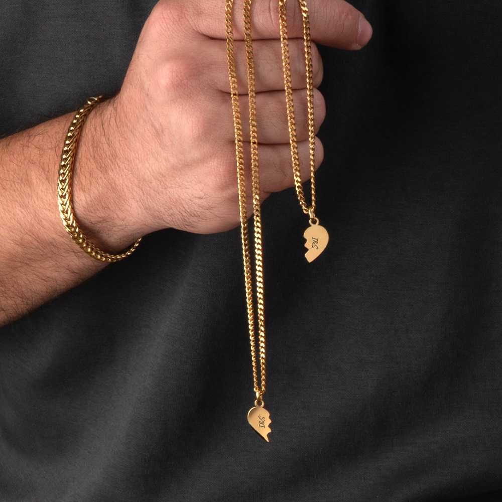 סט שרשראות חצי לב עם חריטה אישית סט שרשראות חצי לב עם חריטה אישית