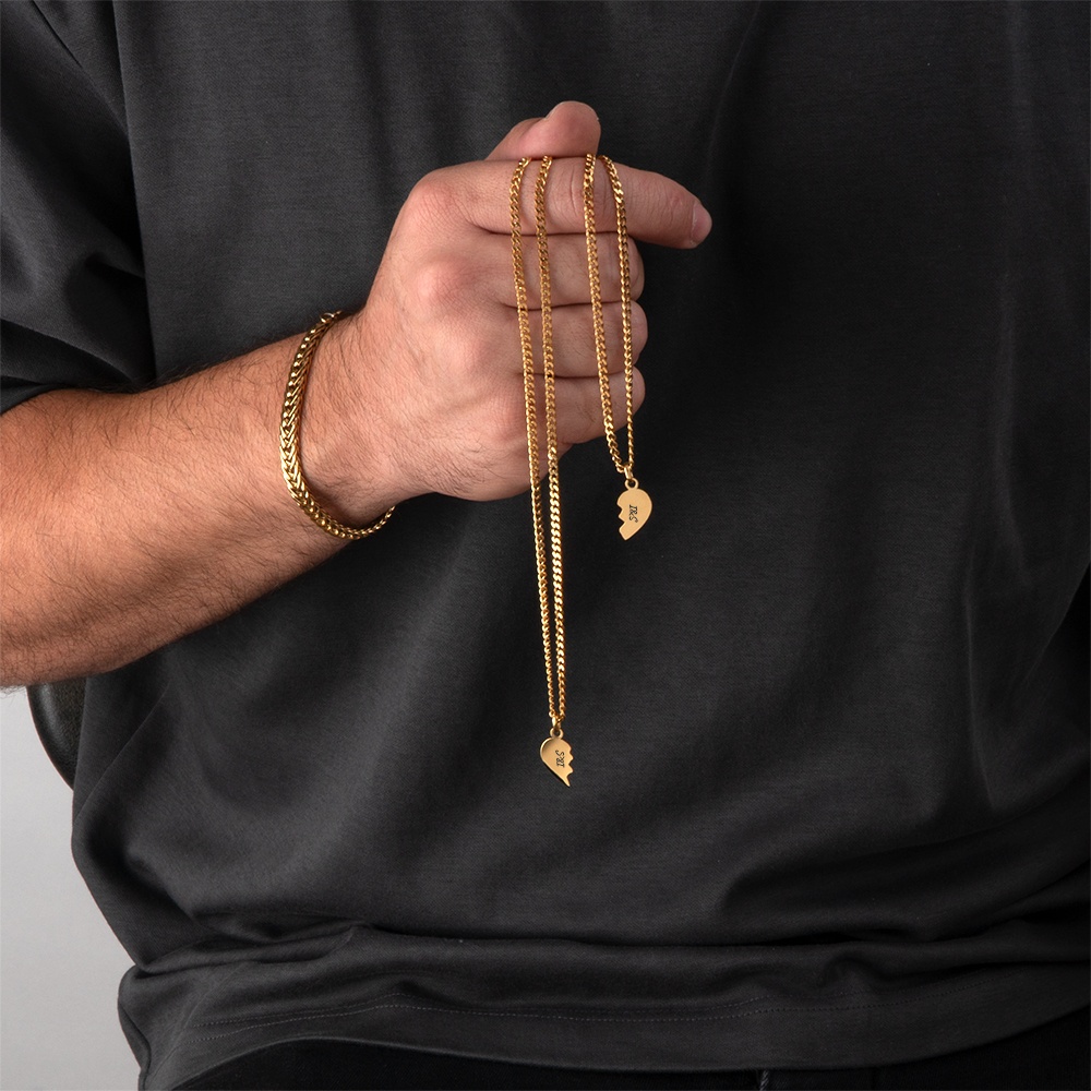 סט שרשראות חצי לב עם חריטה אישית סט שרשראות חצי לב עם חריטה אישית