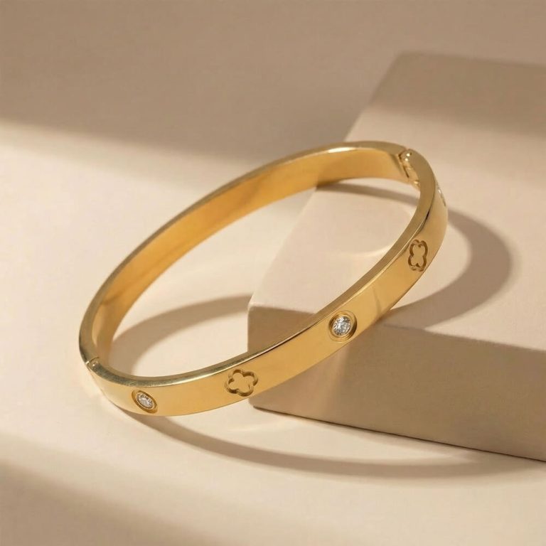 Alternative view of צמיד בנגל קשיח עם חריטת תלתן וזירקונים