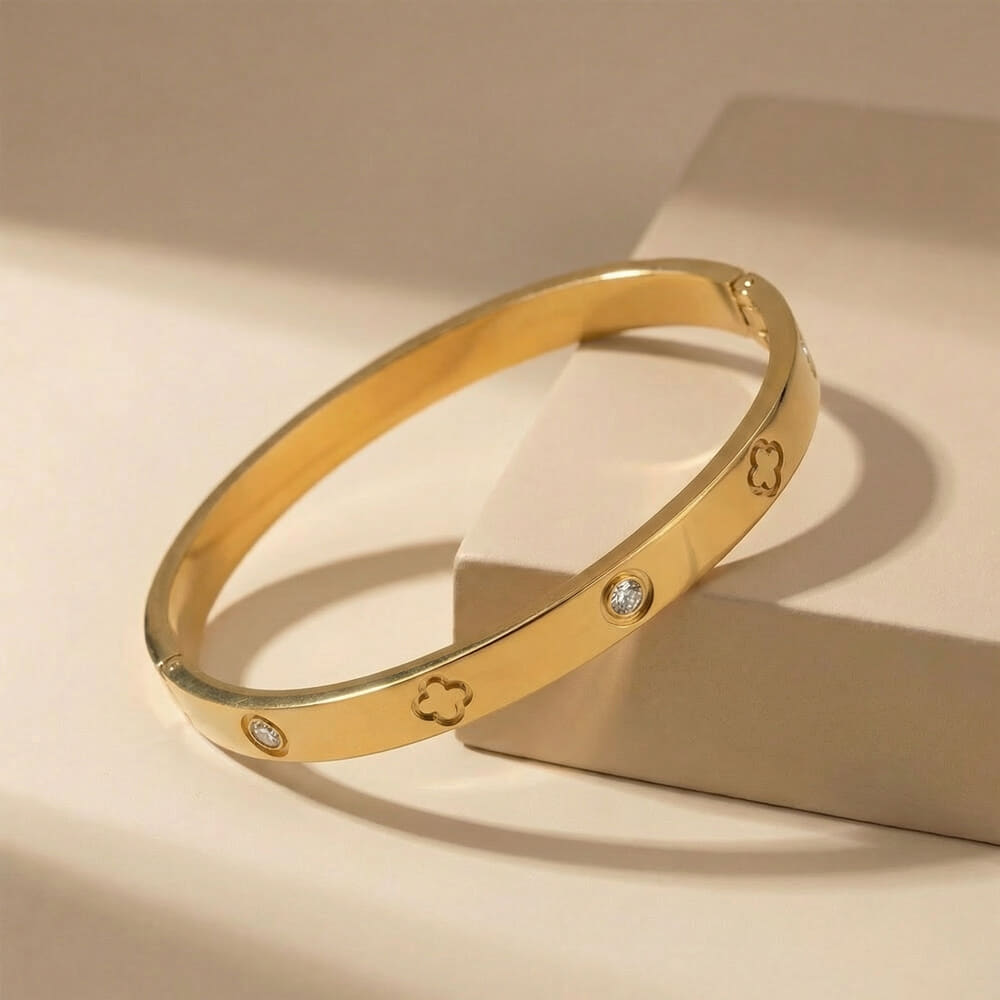 צמיד בנגל קשיח עם חריטת תלתן וזירקונים – תמונה 2