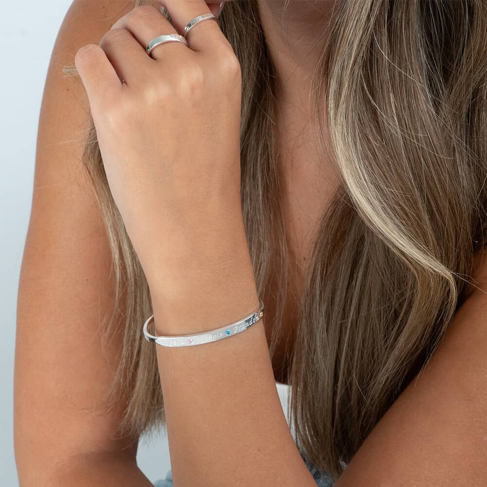 צמיד בנגל עם חריטת שמות ואבני לידה בהתאמה אישית צמיד בנגל עם חריטת שמות ואבני לידה בהתאמה אישית