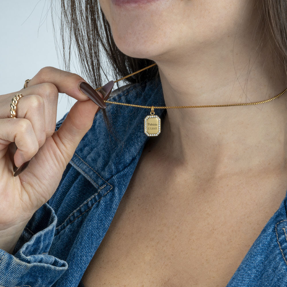 שרשרת תליון מלבני עם מסגרת זרקונים וחריטה אישית לאישה שרשרת תליון מלבני עם מסגרת זרקונים וחריטה אישית לאישה