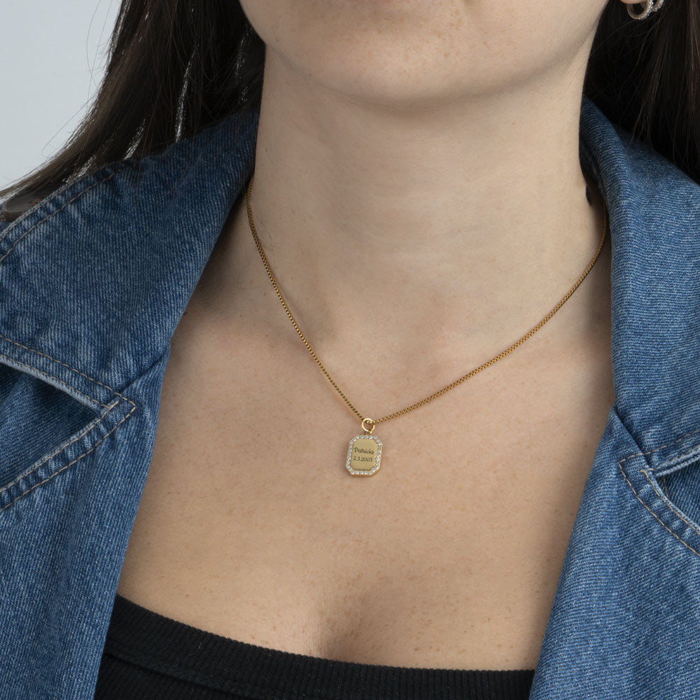 שרשרת תליון מלבני עם מסגרת זרקונים וחריטה אישית לאישה שרשרת תליון מלבני עם מסגרת זרקונים וחריטה אישית לאישה