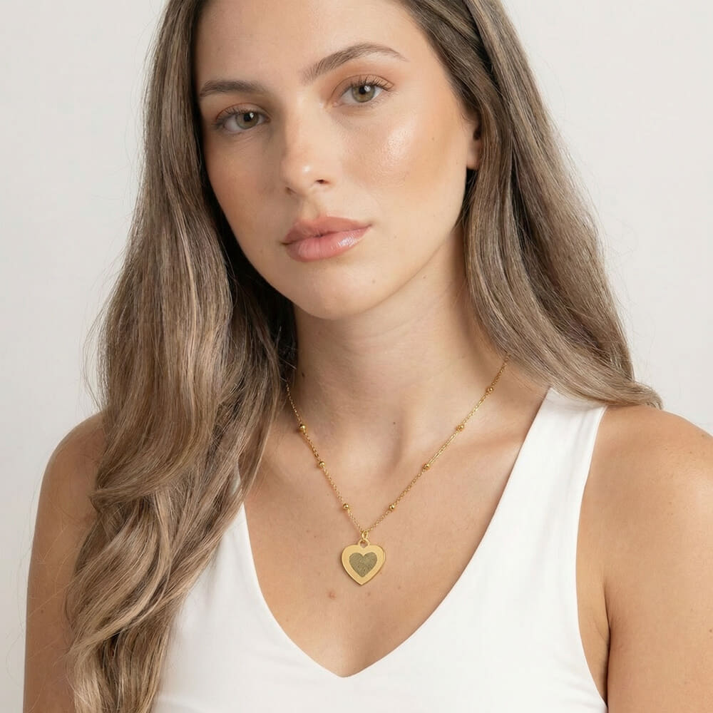 שרשרת חרוזים עם תליון לב חרוט עם טביעת אצבע שרשרת חרוזים עם תליון לב חרוט עם טביעת אצבע