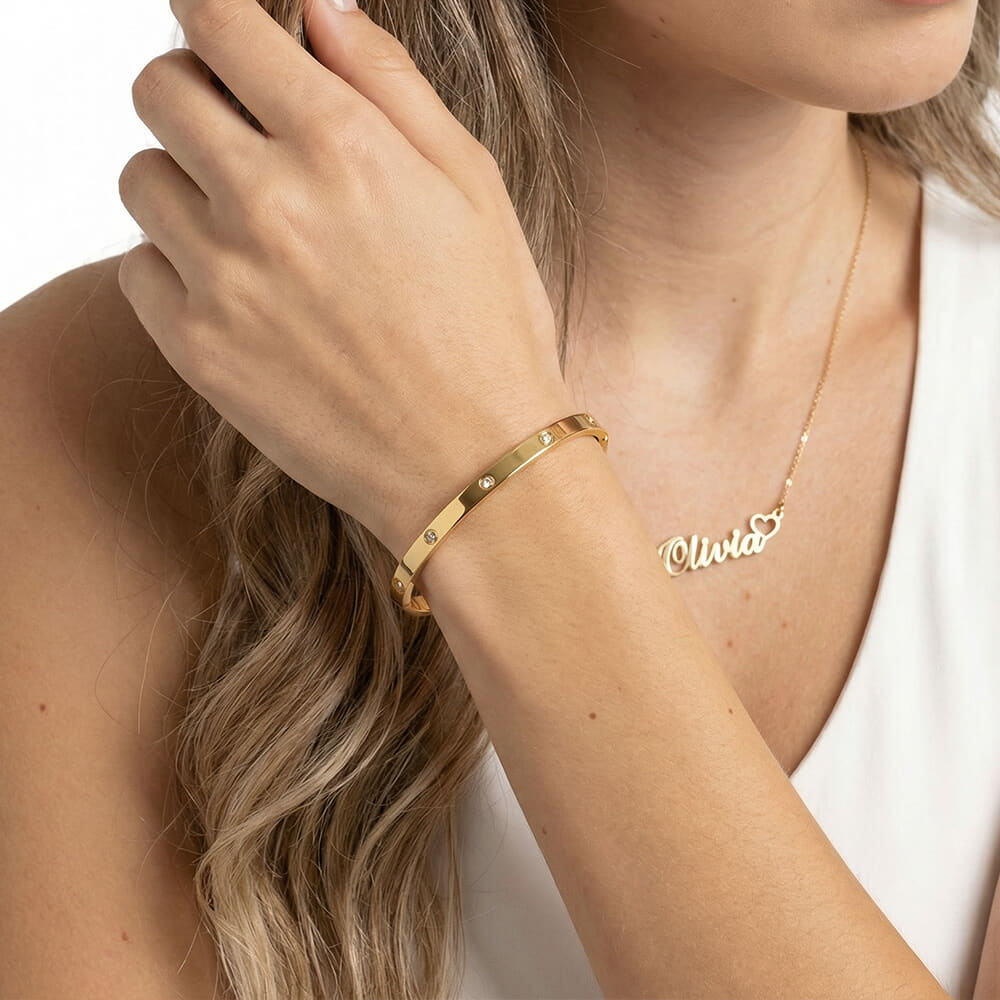 צמיד בנגל מינימליסטי עם זרקונים צמיד בנגל מינימליסטי עם זרקונים