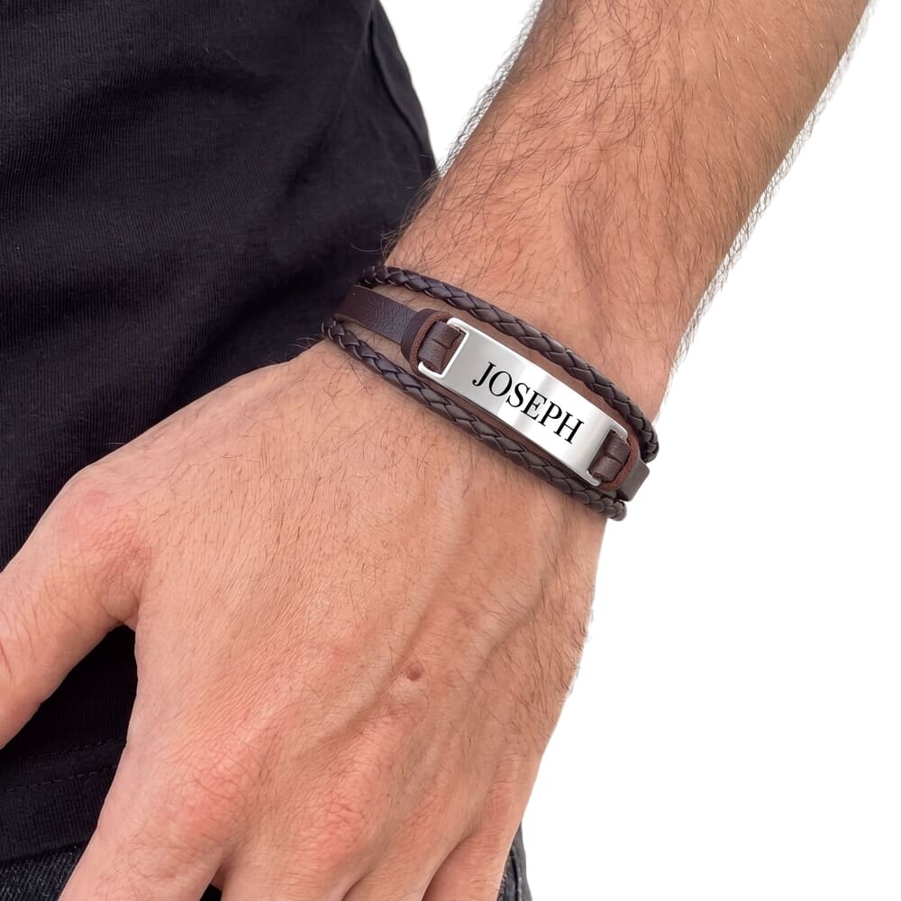 צמיד עור חום לגבר עם פלטה כסופה וחריטה, תמונת מוצר 2