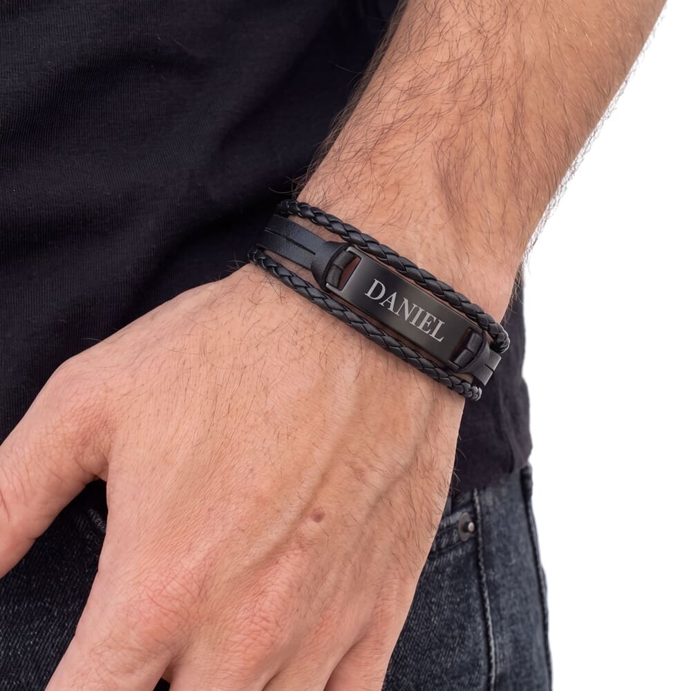 צמיד עור שחור לגבר עם חריטת שם, תמונת מוצר 2